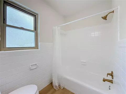 Bath - 516 S Exeter St, Eustis, FL 32726 photo 6 of 11