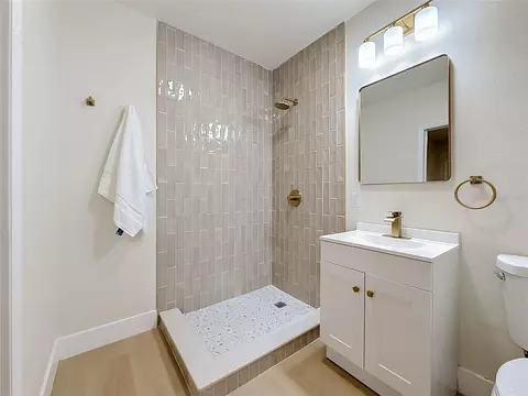 Bath - 516 S Exeter St, Eustis, FL 32726 photo 1 of 11