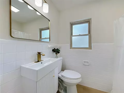 Bath - 516 S Exeter St, Eustis, FL 32726 photo 7 of 11