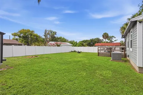 Exterior - 47 Davis Ave, Umatilla, FL 32784 photo 10 of 11