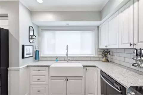 Kitchen - 47 Davis Ave, Umatilla, FL 32784 photo 2 of 4