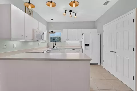 Kitchen - 31 Magnolia Dr S, Ormond Beach, FL 32174 photo 1 of 5