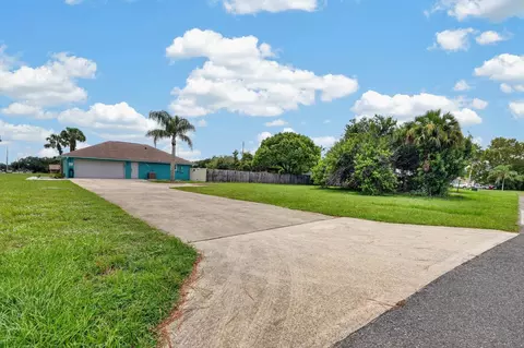 Exterior - 1845 Willow Oak Dr, Edgewater, FL 32141 photo 21 of 23