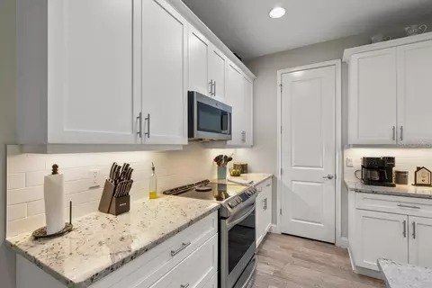 Kitchen - 8 Hawk Roost Ct, Ormond Beach, FL 32174 photo 2 of 3