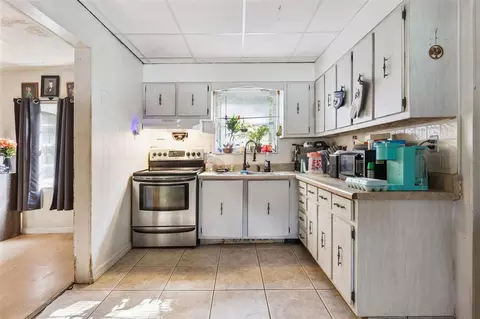 Kitchen - 54901 Cedar Crest Rd, Astor, FL 32102 photo 2 of 2