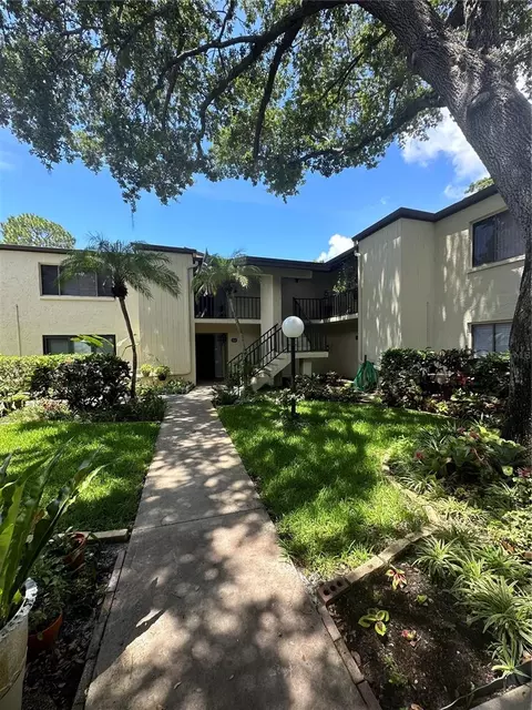 700 Starkey Rd #913, Largo, FL 33771