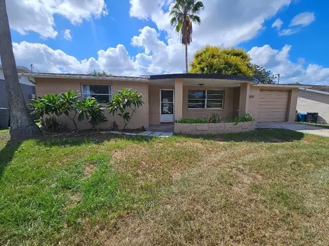 5252 Seahorse Dr, New Port Richey, FL 34652