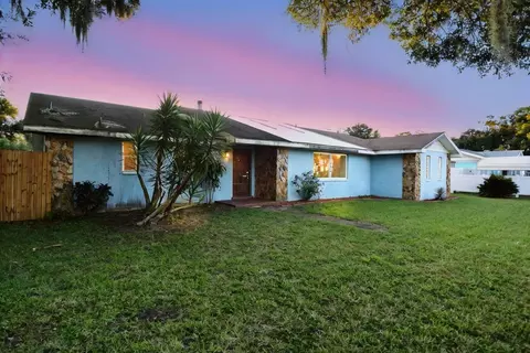 5611 6th St, Zephyrhills, FL 33542