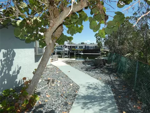 Exterior - 13618 Stacey Dr, Hudson, FL 34667 photo 2 of 7