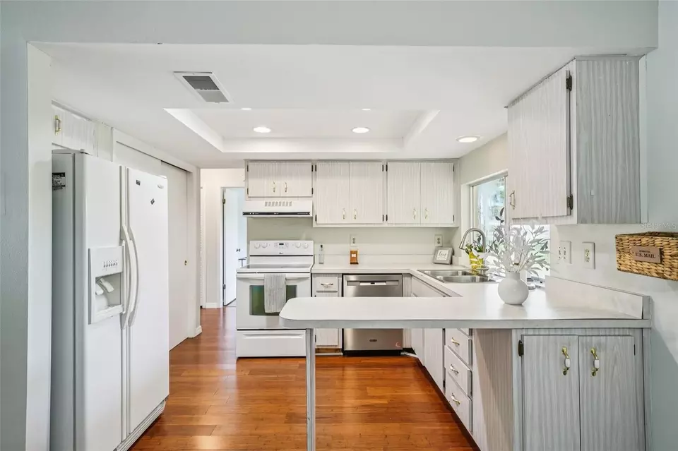 Kitchen - 12906 Sandburst Ln, Hudson, FL 34667 photo 2 of 7