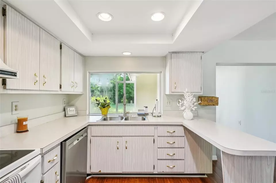 Kitchen - 12906 Sandburst Ln, Hudson, FL 34667 photo 6 of 7