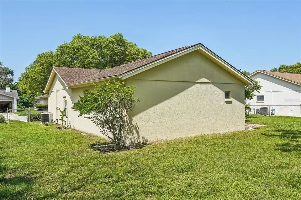 Exterior - 12906 Sandburst Ln, Hudson, FL 34667 photo 5 of 10