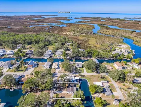 5261 Circle Dr, Weeki Wachee, FL 34607