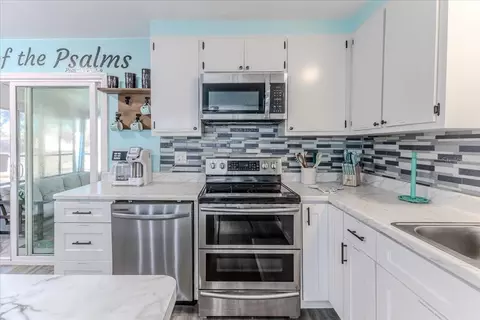 Kitchen - 5261 Circle Dr, Weeki Wachee, FL 34607 photo 5 of 6