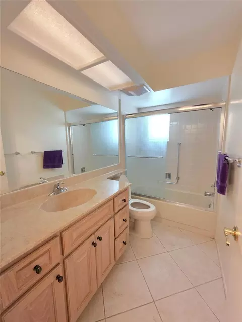 Bath - 2376 Bent Pine Ct, Spring Hill, FL 34606 photo 2 of 2