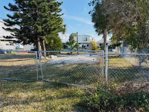 6822 Gull Ln, Hudson, FL 34667