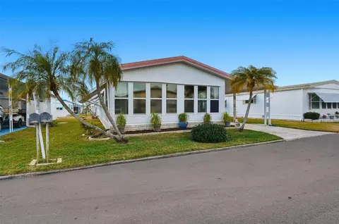 2101 Maui Dr, Holiday, FL 34691