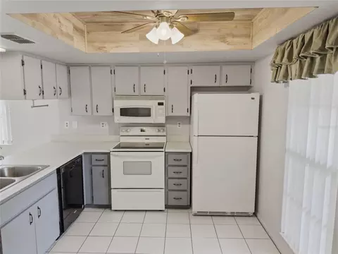 Kitchen - 7535 Greystone Dr, Hudson, FL 34667 photo 3 of 6