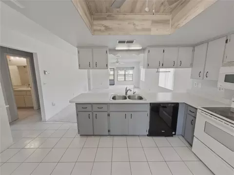 Kitchen - 7535 Greystone Dr, Hudson, FL 34667 photo 4 of 6