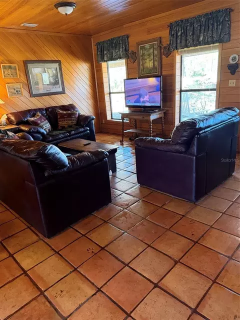 Living - 1106 Fox Hunter Rd, Perry, FL 32348 photo 2 of 2