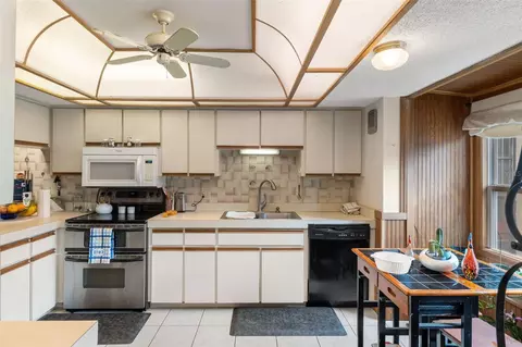 Kitchen - 6231 Wayside Ct, Spring Hill, FL 34606 photo 2 of 2