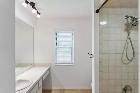 Bath - 375 E Liberty St, Hernando, FL 34442 photo 6 of 7