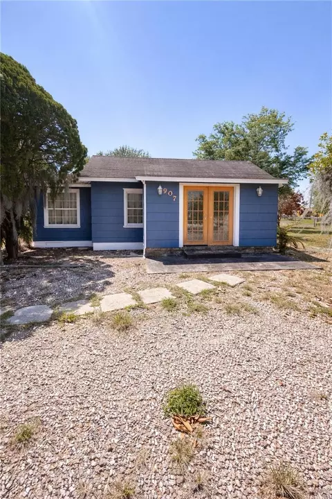 907 Gwendolynn St, Avon Park, FL 33825