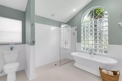 Bath - 1806 Kinsmere Dr, Trinity, FL 34655 photo 2 of 4