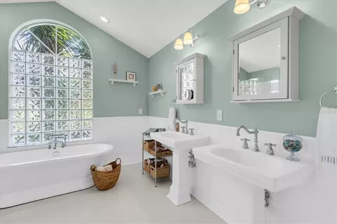 Bath - 1806 Kinsmere Dr, Trinity, FL 34655 photo 1 of 4