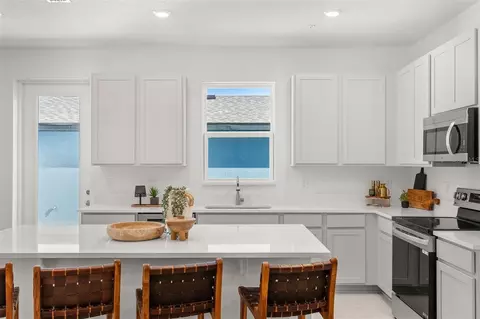 Kitchen - 644 Emerald Grove Dr, Apopka, FL 32703 photo 4 of 5