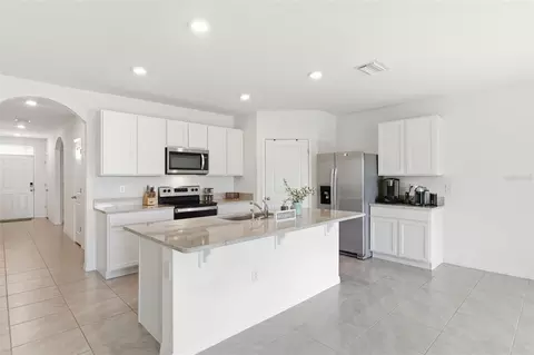 Kitchen - 9014 Forge Breeze Loop, Wesley Chapel, FL 33545 photo 6 of 9