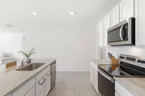 Kitchen - 9014 Forge Breeze Loop, Wesley Chapel, FL 33545 photo 8 of 9