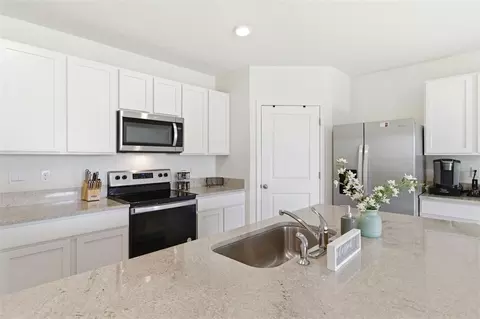 Kitchen - 9014 Forge Breeze Loop, Wesley Chapel, FL 33545 photo 3 of 9