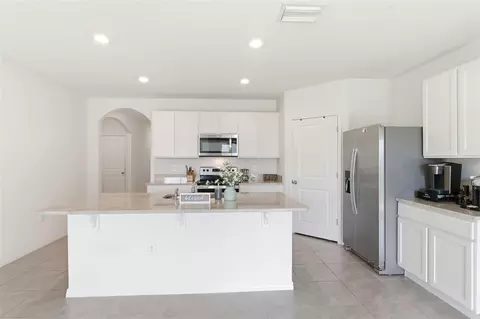 Kitchen - 9014 Forge Breeze Loop, Wesley Chapel, FL 33545 photo 5 of 9