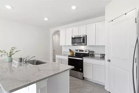 Kitchen - 9014 Forge Breeze Loop, Wesley Chapel, FL 33545 photo 7 of 9