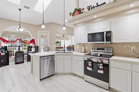 Kitchen - 1131 E Bluebird Ct, Hernando, FL 34442 photo 3 of 4