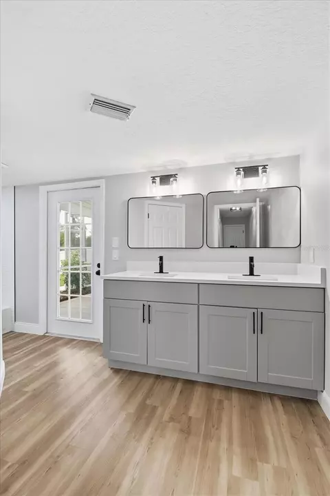 Bath - 9642 Elgin Blvd, Spring Hill, FL 34606 photo 4 of 5