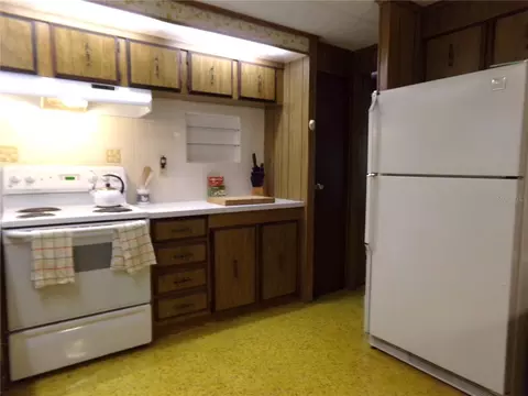 Kitchen - 12199 SW 44th Dr, Webster, FL 33597 photo 2 of 4