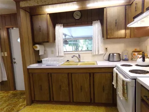 Kitchen - 12199 SW 44th Dr, Webster, FL 33597 photo 3 of 4