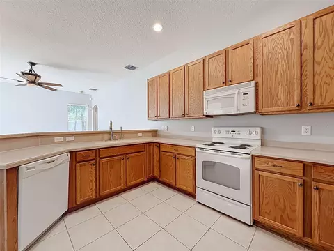 Kitchen - 2021 Rutherford Dr, Dover, FL 33527 photo 4 of 4