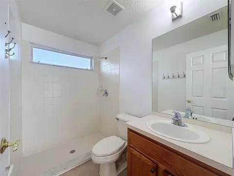 Bath - 2021 Rutherford Dr, Dover, FL 33527 photo 6 of 6