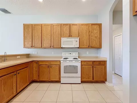 Kitchen - 2021 Rutherford Dr, Dover, FL 33527 photo 3 of 4