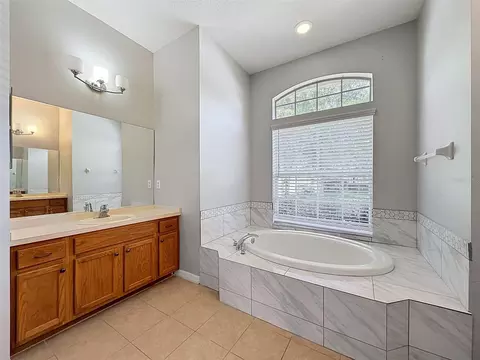 Bath - 2021 Rutherford Dr, Dover, FL 33527 photo 2 of 6