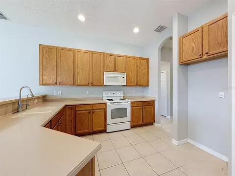 Kitchen - 2021 Rutherford Dr, Dover, FL 33527 photo 1 of 4