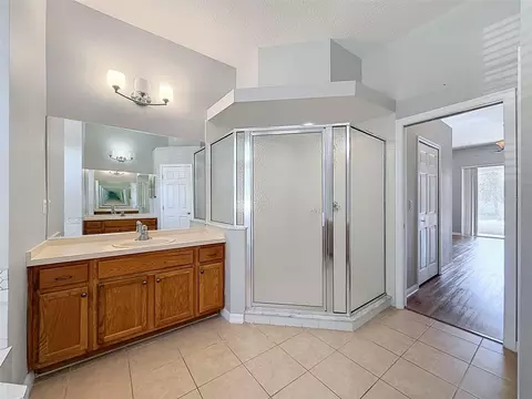 Bath - 2021 Rutherford Dr, Dover, FL 33527 photo 3 of 6