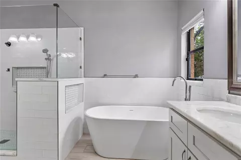 Bath - 8050 Eacon Ct, Hudson, FL 34667 photo 2 of 6