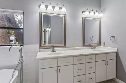 Bath - 8050 Eacon Ct, Hudson, FL 34667 photo 4 of 6