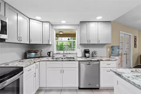 Kitchen - 7466 Apache Trl, Spring Hill, FL 34606 photo 5 of 12