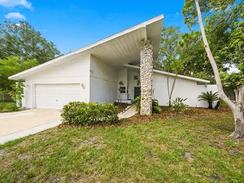 419 Wayfarer Ct, Tarpon Springs, FL 34689