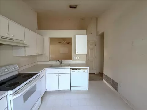 Kitchen - 6608 Northhaven Ct, Riverview, FL 33578 photo 3 of 3